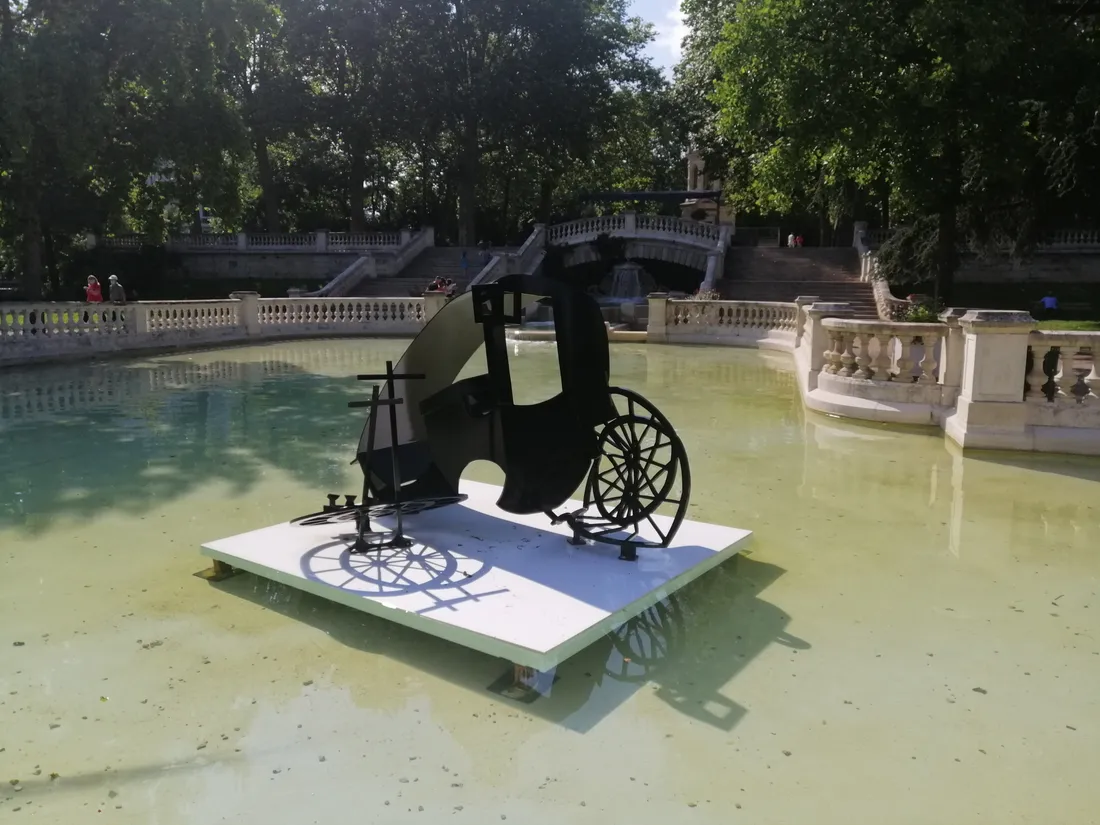 Un carrosse accidenté exposé au jardin Darcy